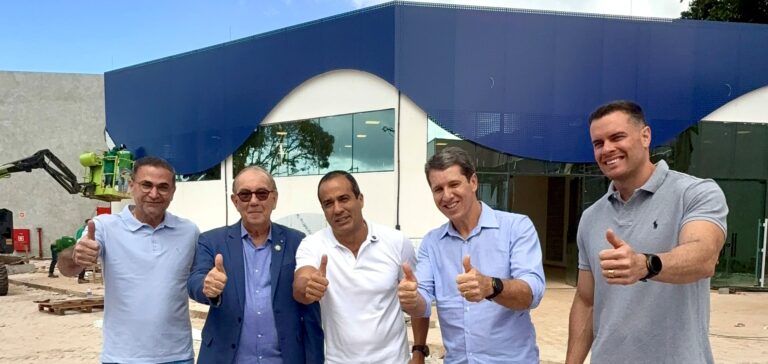 Bruno Reis e Zé Cocá são recebidos por Wilson Cardoso para visita às obras de modernização da UPB e destacam união do municipalismo baiano