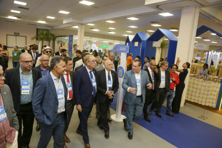 Abertura do Salão Sebrae das Cidades Empreendedoras reúne autoridades e marca a entrega do Prêmio Prefeitura Empreendedora