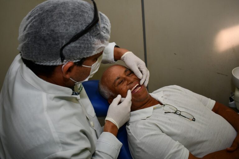 Saúde bucal: Prefeitura de Alagoinhas faz entrega de próteses dentárias
