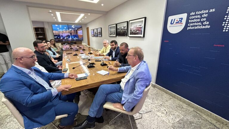 UPB recebe equipe comitiva da FECAM para intercâmbio sobre consórcios e pautas municipalistas