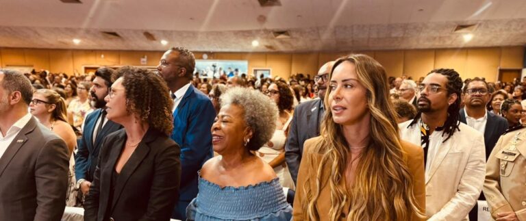 Prefeita Daiane dos Anjos representa a UPB em cerimônia de posse e recondução da reitoria da UNEB