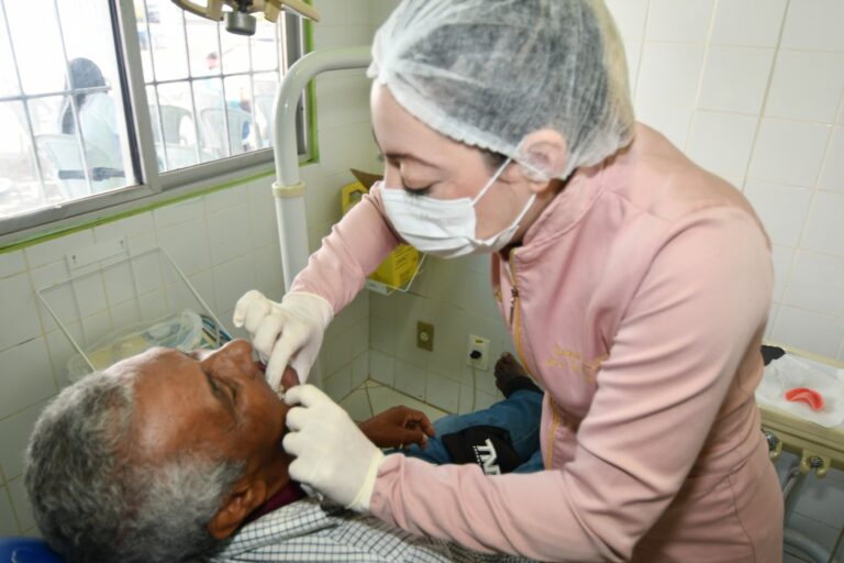 Saúde bucal: mais de 100 próteses dentárias são entregues em Alagoinhas