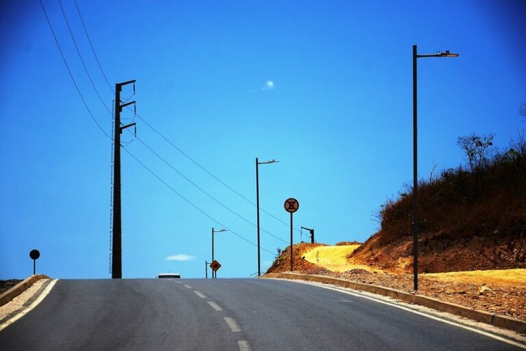 Prefeitura de Barreiras inicia implantação de posteamento e luminárias de LED na Avenida Enock Ismael