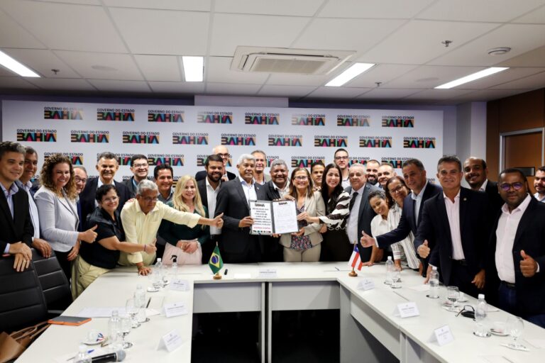 UPB participa de assinatura de convênio pioneiro para regulação de resíduos sólidos na Bahia