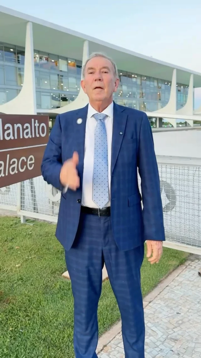 A grave crise enfrentada pelos municípios baianos com a seca, levou o presidente da União dos Municípios da Bahia (UPB), Wilson Cardoso, a solicitar apoio do Governo Federal, em Brasília, nesta quinta-feira (3). O gestor, que é prefeito de Andaraí na Chapada Diamantina, participou com o presidente Lula do lançamento do programa Brasil Dando a Volta por Cima pela manhã e à tarde esteve no Palácio do Planalto, onde relatou a escassez de água que afeta o interior da Bahia, na região da Chapada Diamantina e Irecê. A estiagem prolongada cortou o Rio Utinga, provocou a morte de rebanhos e já há municípios suspendendo aulas por conta do desabastecimento de água.  O presidente da UPB reforçou a importância de dar celeridade na assistência à população dos municípios atingidos. “Entregamos ao ministro Rui fotografias da seca, uma preocupação muito grande. Nos reunimos com o coronel da Defesa Civil e a orientação é solicitar o decreto de emergência urgente para reconhecer a situação de emergência e para que possamos ter a distribuição de cestas básicas, ter recursos para o carro-pipa, perfuração de poços, a distribuição do milho para ração animal pela CONAB e ações como a prorrogação de dívidas, dentre outras”, afirmou Wilson Cardoso, que destacou a articulação do secretário especial de Assuntos Federativos da Presidência da República, André Ceciliano, no acolhimento das pautas apresentadas.  O gestor acrescentou ainda que a equipe jurídica da UPB estará à disposição dos municípios para orientar o cadastro no Sistema Integrado de Informações sobre Desastres (S2iD). A solicitação do estado de emergência deve ser reconhecimento por portaria federal da Secretaria Nacional de Proteção e Defesa Civil do Ministério da Integração Nacional. O estado de emergencia é uma situação jurídica especial que permite a execução de ações de socorro e assistência humanitária.  A agenda em Brasília foi acompanhada pelo presidente da Federação dos Consórcios da Bahia (FECBAHIA) e prefeito de Capim Grosso, Sivaldo Rios, pela prefeita de Mucugê e diretora de serviços da UPB, Ana Medrado, e pelo superintendente da UPB, Thiancle Araújo.