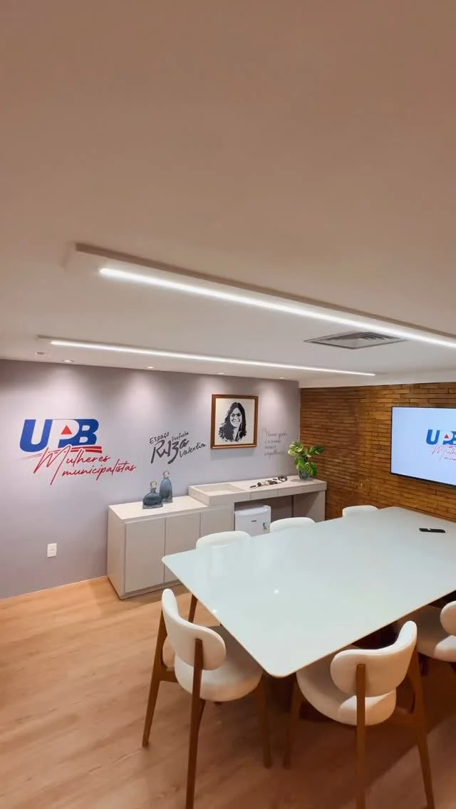 O Espaço UPB Mulheres Municipalistas Prefeita Rilza Valentim foi inaugurado com festa e simboliza um avanço na valorização das mulheres na gestão pública, reforçando o compromisso da UPB com a representatividade feminina e oferecendo apoio às prefeitas baianas. A homenagem à Rilza Valentim, mulher negra, primeira prefeita de São Francisco do Conde, que nos deixou em julho de 2014, eterniza sua contribuição para o municipalismo e inspira novas lideranças femininas para alcançar a equidade de gênero na política baiana. A iniciativa faz parte das ações dos 45 dias de gestão da Diretoria da UPB, que tem à frente o presidente @wilsonpcardoso_ e abre também as ações da Diretoria de Mulheres, coordenada pela prefeita de Ibicaraí, @dra.monalisatavares Na UPB, a união de verdade tem a participação das mulheres municipalistas ✊🏽🚺🌹