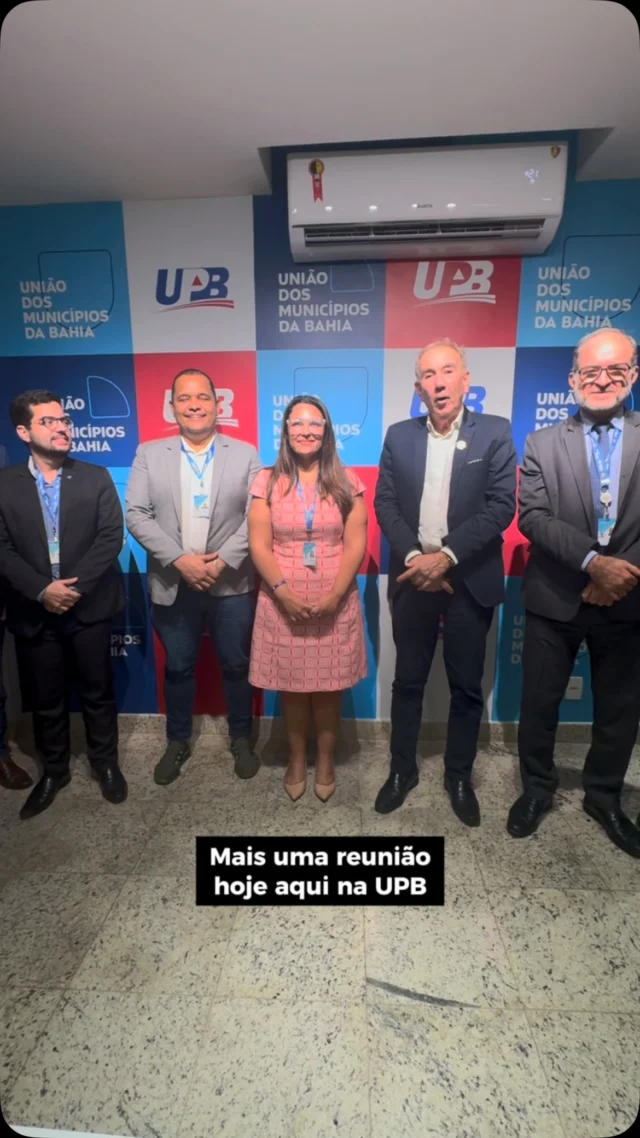 🤝🏠 Para dar mais agilidade na contratualização de convênios entre os municípios e Caixa, nosso presidente Wilson Cardoso teve uma reunião muito produtiva com o superintendente de Rede da Caixa, Sâmio Cássio, e o superintendente de Governo do banco, Eduardo Murta. A reunião foi acompanhada também pelo superintendente da Região Norte/Sul, Rafael Neiva; o gerente de Governo de Salvador, Silvio Conceição; o superintendente de Habitação, Paulo Cézar; o gerente de Habitação, Ricardo Messias; além dos técnicos Nuria Catrina e Anderson Carneiro.

Na pauta, a situação de diversos municípios com cláusula suspensiva, que impede a liberação de recursos federais, especialmente para o Programa Minha Casa Minha Vida, que está com novo ciclo de seleção direcionado aos municípios com menos de 50 mil habitantes.

O compromisso da UPB é apoiar prefeitos e prefeitas na regularização dessas pendências, garantindo que os recursos cheguem aos municípios e as obras avancem para beneficiar a população!

🚨 No próximo dia 3 de junho, a UPB promoverá uma importante reunião entre a Caixa e os prefeitos, prefeitas de municípios abaixo de 50 mil habitantes, para orientar e auxiliar na superação dessas questões.

Seguimos juntos pelo desenvolvimento dos municípios baianos!🫱🏼‍🫲🏾