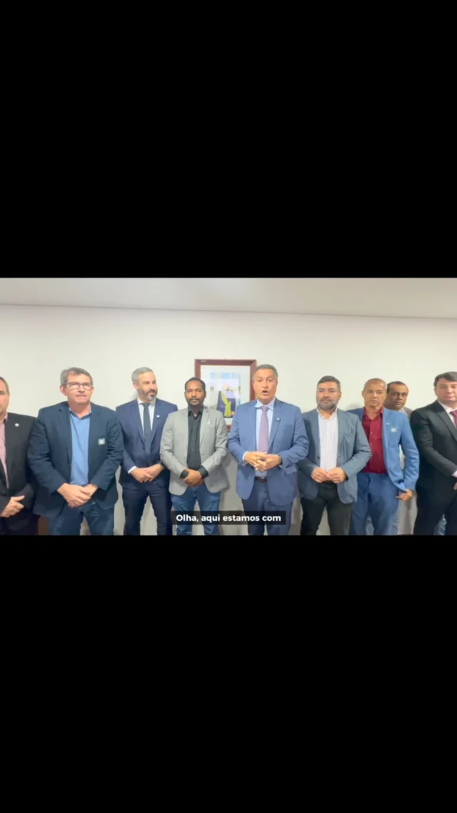 Ministro Rui Costa anuncia construção de nova ponte sobre o Rio Jequitinhonha em tempo recorde!

O presidente da UPB, Wilson Cardoso, acompanhado dos prefeitos Isan Botelho de Itapebi, Luizinho de Itagimirim, Tonzinho de Lajedão e Bemtivi de Itanhém, intermediou uma reunião com o ministro da Casa Civil, Rui Costa, para tratar da situação da ponte do Rio Jequitinhonha.

Na ocasião, foi confirmada a construção de uma nova ponte no local, com prazo de até 10 a 12 meses para conclusão. Enquanto isso, o DNIT atuará de forma imediata para melhorar o desvio, garantindo a trafegabilidade de veículos de grande porte, além de disponibilizar uma balsa para o transporte de veículos menores.

O presidente Wilson Cardoso e os prefeitos agradeceram ao ministro Rui Costa pelo empenho e pela resolutividade na busca de soluções para a região, com o anúncio da construção em tempo recorde. O presidente Wilson Cardoso também destacou o alinhamento do Governo da Bahia, através do governador Jerônimo Rodrigues, com o Governo Federal para acelerar o apoio aos municípios.