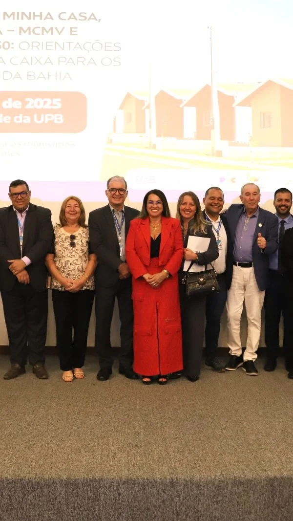 Prefeitos, Prefeitas e equipes técnicas das prefeituras baianas participaram da orientação técnica da Caixa e da União dos Municípios da Bahia (UPB) para seleção do Programa Minha Casa, Minha Vida, direcionada a municípios com menos de 50 mil habitantes. O evento realizado nesta terça-feira (3), na sede da UPB, em Salvador, reuniu mais de 350 participantes e esclareceu dúvidas sobre a Portaria MCID Nº 483, de 19 de maio de 2025, que traz as regras para a contratação de 2.004 unidades habitacionais para as cidades da Bahia.

O processo de seleção já foi iniciado com a apresentação de propostas na Plataforma Transferegov. Essa etapa segue até a próxima sexta-feira, 6 de junho. “A UPB está atenta para ajudar os prefeitos e prefeitas. Nós temos uma oportunidade muito grande. A gente vai trabalhar para não perder uma casa sequer e permitir que aqueles municípios que tenham famílias em áreas de risco ou sem condições de ter a casa própria, sejam contemplados e a gente possa ter realizado esse sonho da população”, afirmou o presidente da UPB, Wilson Cardoso.