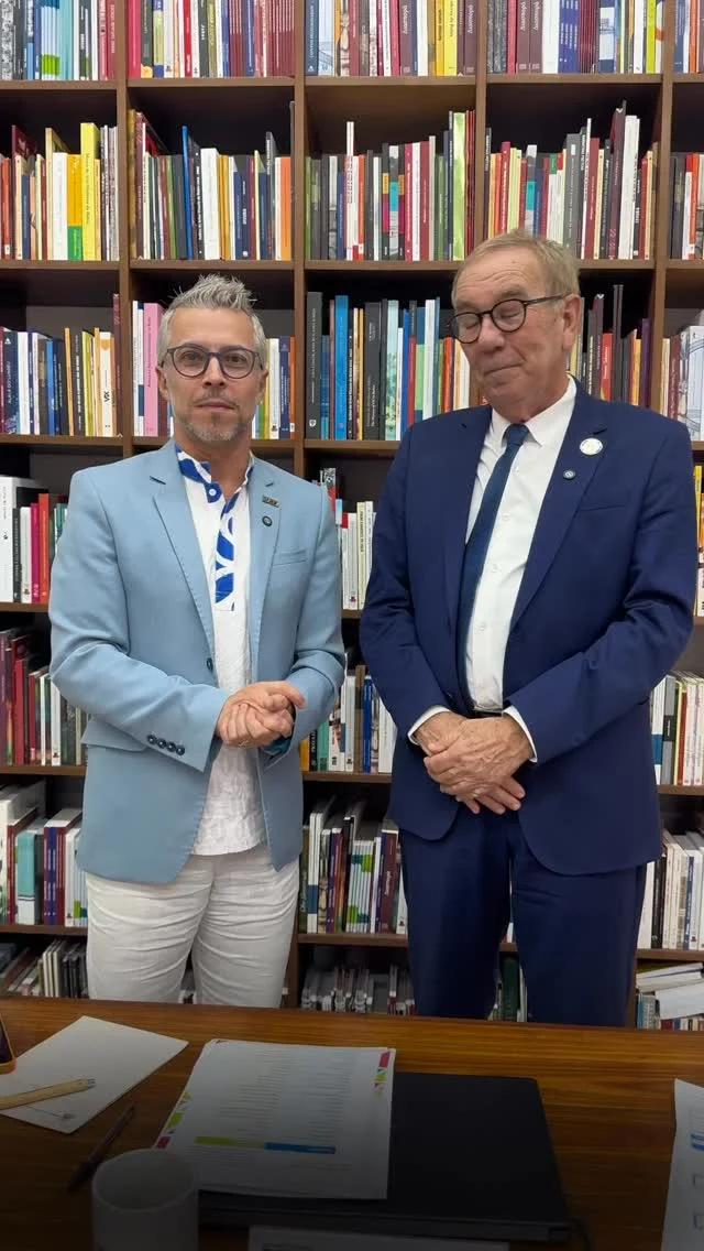 🎭 Ao lado do secretário da Cultura, Bruno Monteiro, Presidente Wilson Cardoso anuncia criação de Diretoria de Cultura na UPB

A União dos Municípios da Bahia (UPB) vai contar com uma Diretoria de Cultura. O anúncio foi feito pelo presidente da entidade e prefeito de Andaraí, Wilson Cardoso, na manhã desta quinta-feira (12), em reunião com o secretário de Cultura do Estado, Bruno Monteiro. Os gestores celebraram, ainda, a adesão de 100% dos municípios baianos à Política Nacional Aldir Blanc (PNAB). O resultado é fruto do trabalho articulado entre UPB e Secretaria de Cultura na mobilização dos prefeitos e prefeitas para o fortalecimento da Cultura.

 “Cultura não é despesa. É investimento e aumenta a autoestima do povo. Nesta reunião troçamos ideias para avançar mais a cultura no interior. Nós temos a melhor safra de prefeitos e prefeitas da história da Bahia. E é com esse sentimento, com essa energia que vamos cada vez mais fortalecer essa parceria”, celebrou Wilson Cardoso. A nova diretoria da UPB vai desempenhar um papel estratégico e articulador no fortalecimento das políticas culturais nos municípios. 

“É uma alegria muito grande receber Wilson Cardoso para discutir as questões relativas à cultura nesse momento tão especial que nós estamos vivendo, do investimento chegando a todos os municípios, novas secretarias sendo criadas e os sistemas de cultura sendo implementados”, enfatizou Bruno Monteiro, ao destacar que a iniciativa da UPB “significará um novo momento para as gestões municipais de Cultura”.