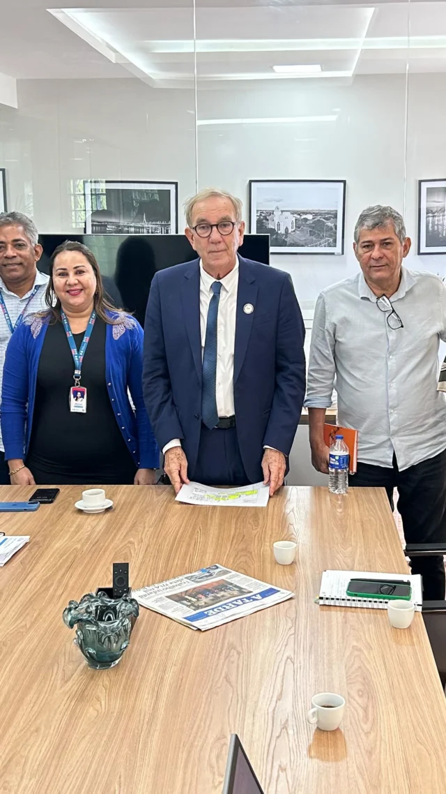 👷🏽📐Presidente da UPB se reúne com setor de Engenharia e Arquitetura da entidade e anuncia reestruturação para fortalecer apoio aos municípios

Em reunião com a equipe da Coordenação de Engenharia e Arquitetura da UPB, nosso presidente @wilsonpcardoso_ discutiu melhorias estruturais e operacionais para o setor com foco no fortalecimento do apoio técnico prestados aos municípios baianos na área de projetos. Durante o encontro, foram anunciadas medidas importantes para modernizar e ampliar a capacidade do setor, com o objetivo de garantir que os prefeitos e prefeitas não percam recursos de emendas e convênios com o governo federal e estadual.

Uma das principais decisões foi à autorização para aquisição da melhor impressora técnica disponível no mercado, além da realização de uma pesquisa para identificar o programa mais avançado atualmente, com uso de inteligência artificial, que possa ser incorporado às rotinas do setor. A proposta é combinar tecnologia de ponta com a qualificação dos engenheiros e arquitetos da UPB, garantindo agilidade e excelência na elaboração de projetos.

 “A expectativa dos prefeitos e prefeitas é que a UPB aumente os serviços e dê celeridade, com uma equipe enxuta e comprometida”, destacou o presidente Wilson. 

Durante a reunião, Wilson Cardoso demandou do coordenador do setor um levantamento de investimentos necessários para dotar o setor de tecnologia e mão de obra para oferecer o melhor serviço aos municípios. 

“Vamos fazer uma UPB transparente, que todos os prefeitos e prefeitas se orgulhem. Estamos nos estruturando para não deixar nenhum gestor municipal perder recursos de emendas e convênios com o governo federal e estadual”, afirmou Cardoso.

A reestruturação do setor de Engenharia e Arquitetura integra o conjunto de ações estratégicas da atual gestão da UPB, que busca modernizar a entidade e ampliar seu papel como parceira dos municípios baianos.