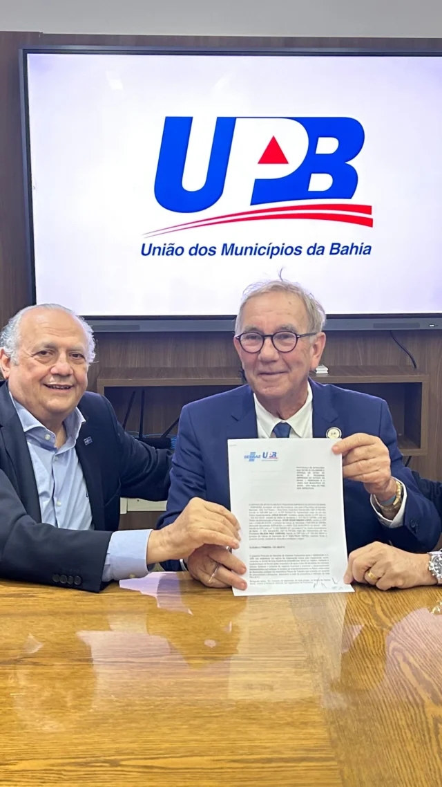 UPB e Sebrae assinam o protocolo de intenções em prol do empreendedorismo e desenvolvimento local nos municípios

Com intuito de promover ações de fortalecimento do ambiente de negócios nos municípios, com a promoção do empreendedorismo e de desenvolvimento econômico local, a União dos Municípios da Bahia (UPB) e o Sebrae celebraram um protocolo de intenções de interesse institucional. O documento foi assinado pelo presidente da entidade municipalista e prefeito de Andaraí, Wilson Cardoso,  pelo superintendente do Sebrae, Jorge Khoury, e o diretor de Administração e Finanças do Sebrae Bahia, Vitor Lopes.

O leque de ações para auxiliar os municípios no fomento as cadeias produtivas será detalhado ao longo da parceria, adiantou o presidente da UPB ao citar o exemplo do meio ambiente e resíduos sólidos, com o apoio aos catadores. “São empreendedores e podem ajudar na limpeza dos municípios e contribuem com os negócios do turismo”, afirmou o Wilson Cardoso ao evidenciar a força dessa parceria. “A bandeira do empreendedorismo é fundamental”, resumiu. Na oportunidade, o gestor apresentou também o projeto de reestruturação física da UPB, com a reforma e ampliação do auditório para melhor atender aos municípios em eventos e capacitações.

“O Sebrae pode ser um braço para que os gestores  busquem esse apoio e as micro e pequenas empresas e microempreendedores individuais do município que possam gerar emprego riqueza e apoiando a gestão pública. Todo esse esforço que estamos fazendo nesse momento, UPB e Sebrae Bahia, é exatamente no sentido de esclarecer e mostrar essa possibilidade”, afirmou Jorge Khoury.

A parceria contempla intercâmbio de dados e informações; estudos de viabilidade econômica focados no desenvolvimento dos municípios; promoção do Prêmio Prefeitura Empreendedora, organização de missões internacionais com objetivo de aprimorar a gestão pública; realização de eventos de capacitação dos gestores e equipes municipais na Capital e no interior.