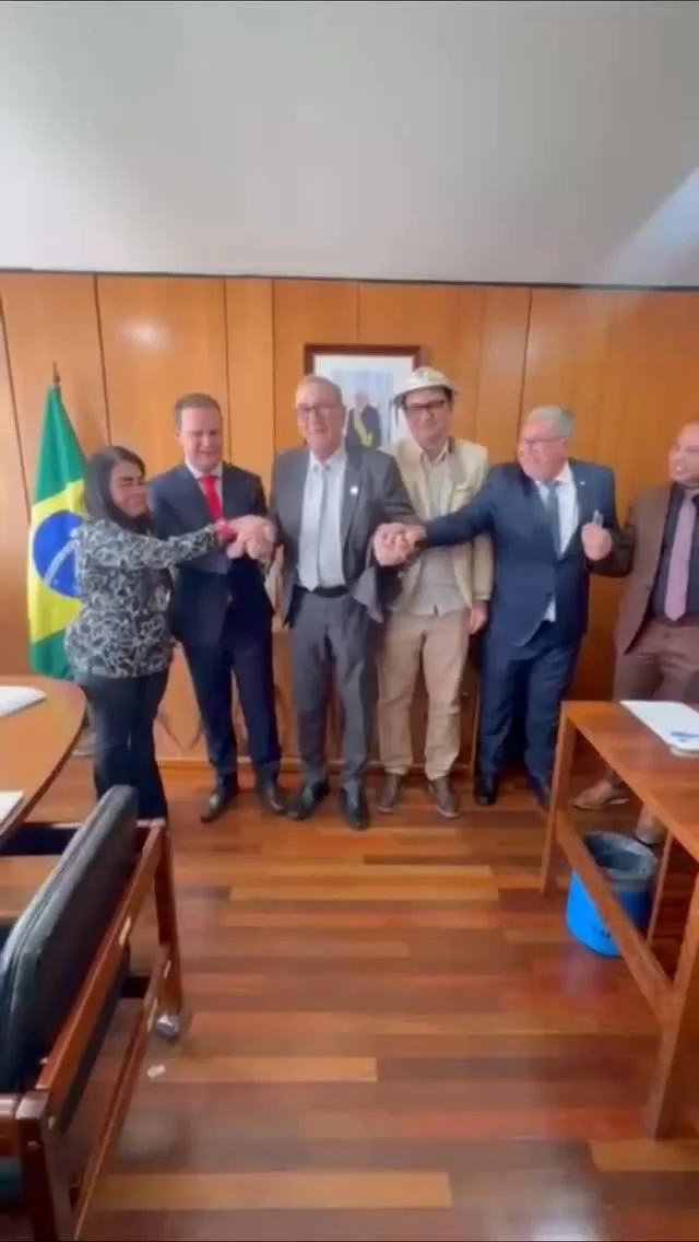Mobilizados em Brasília, o presidente da UPB @wilsonpcardoso_ os diretores da entidade, prefeitos @danillosalesrios (Várzea da Roça), @prefeitovitor (Santanópolis) e o prefeito @getuliosampaio13 (Amargosa), estiveram no Palácio do Planalto em visita ao novo secretário de Assuntos Federativos da Presidência da República @jpinheirojr13 ex-prefeito de Amargosa e ex-vice-presidente Institucional da UPB.

O encontro foi marcado por importantes diálogos em defesa do fortalecimento das pautas municipalistas, com destaque para o compromisso com a aprovação da PEC 66, que terá o relatório apresentado esta semana, além do estreitamento da parceria entre o Governo Federal e os municípios baianos.

A UPB agradece a receptividade do secretário e deseja a Júlio muito sucesso nessa nova missão de fortalecer os laços com os municípios do Brasil. Seguimos juntos em defesa do municipalismo!