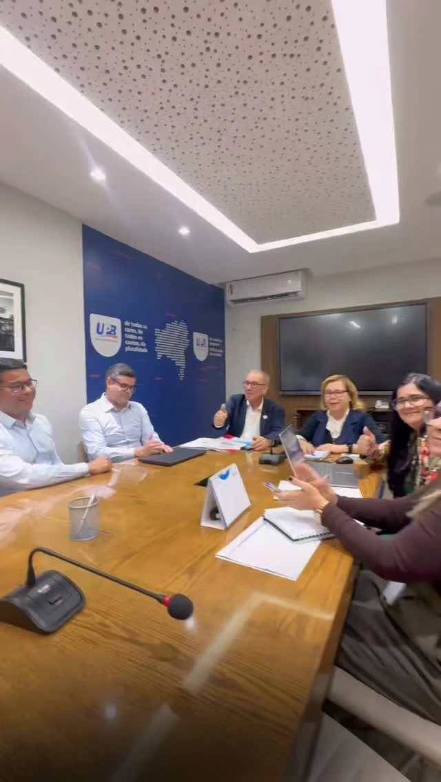Saúde em pauta! Nosso Presidente @wilsonpcardoso_ recebeu a Presidente do COSEMS-BA @steladssouza para discutir a ampliação da assistência à saúde nos municípios baianos em especialidades como Angiologia e Cirurgia Vascular e também os casos de gigantomastia, que são as mamas gigantes em mulheres. 

Esse ano, o Ministério da Saúde lançou o Programa Nacional para a Redução de Filas de Cirurgias e há recursos disponíveis por meio da pactuação que possibilita aos municípios realizar procedimentos para melhorar a qualidade de vida de pacientes, sobretudo no atendimento à população de zona rural, em vulnerabilidade social, que dependem exclusivamente dos serviços do SUS.

A reunião foi acompanhada pelos médicos Lelivaldo Britto, Radiologista Intervencionista, Endovascular, e o Cirurgião Vascular, Herlon Moura, que trouxeram dados sobre a demanda reprimida por cirurgias do tipo no estado. A UPB e o COSEMS estão unidos no propósito de garantir que os municípios acessem os recursos para atender à população que mais precisa.