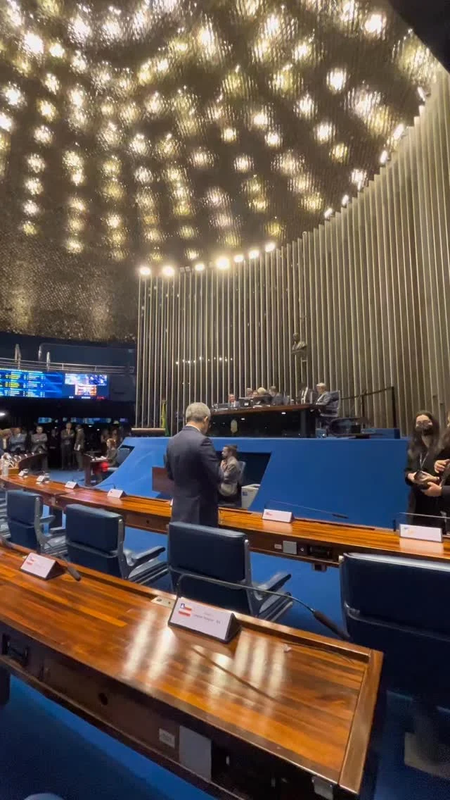PEC 66/2023 foi aprovada em 1º turno no Senado com mobilização da UPB e prefeitos baianos no plenário. Mais um passo para essa importante conquista dos municípios brasileiros! O movimento municipalista, liderado pela CNM, alcançou mais um importante resultado nesta quarta-feira (16/7), com a aprovação da proposta em primeiro turno no plenário do Senado Federal. A articulação contou com a presença ativa do presidente da União dos Municípios da Bahia (UPB), Wilson Cardoso, e de dezenas de prefeitos e prefeitas da Bahia, que estiveram em Brasília nas últimas semanas para dialogar com deputados e senadores para fortalecer o apoio à medida.

O presidente do Senado, Davi Alcolumbre (União-AP), anunciou que o segundo turno de votação será realizado logo após o retorno do recesso parlamentar, previsto para agosto. Com isso, a expectativa é de que a PEC das renegociações de dívidas dos municípios avance para sua aprovação definitiva ainda no segundo semestre.

“A Bahia está unida em defesa da PEC 66 para aliviar nossos municípios”, destacou o presidente Wilson Cardoso que exaltou a brilhante relatoria do senador Jaques Wagner (PT-BA).

Na tribuna, o senador baiano discursou destacando a presença dos prefeitos no plenário da Casa e do presidente Wilson Cardoso. Para Wagner, a proposta é um instrumento de pacificação na relação federativa do país, “resolvendo o problema dos prazos e a situação dos débitos dos municípios junto à União”. O senador ressaltou a oportunidade para os municípios “garantirem a saúde fiscal” e terem a “regularidade previdenciária” para receber transferências da União, além da contratação de empréstimos e financiamentos.

A UPB segue mobilizada!