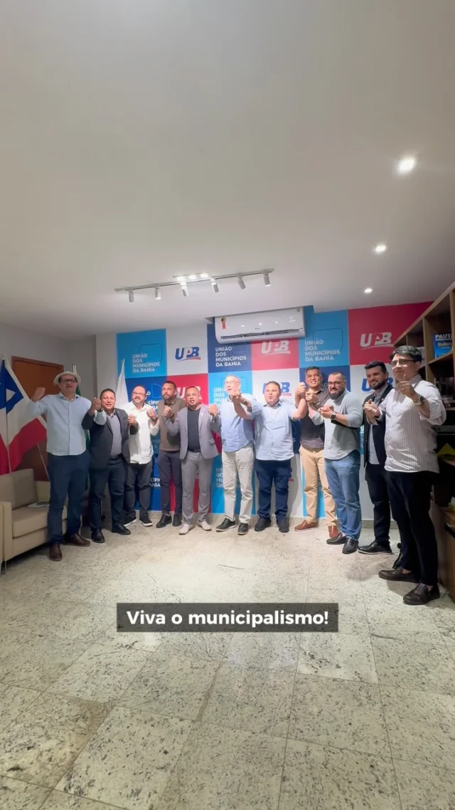 Com o intuito de fortalecer a relação das associações municipalistas do Norte e Nordeste e ampliar a articulação a favor de pautas comuns às regiões, o presidente da União dos Municípios da Bahia (UPB), Wilson Cardoso, e membros da diretoria da entidade receberam a visita de uma comitiva de prefeitos do Piauí, neste sábado (12). Os gestores liderados pelo presidente da Associação Piauiense de Municípios (APPM), Admaelton Bezerra, conheceram as instalações da UPB, no Centro Administrativo da Bahia (CAB), em Salvador, e em seguida se reuniram com a Diretoria da UPB para estreitar o diálogo institucional entre as duas associações.

Os gestores entendem que os municípios do Norte e Nordeste brasileiro enfrentam uma série de dificuldades históricas, sociais e econômicas que impactam diretamente no seu desenvolvimento, e que somente com união e articulação conjunta será possível enfrentar desafios e mobilizar o Congresso Nacional e o Governo Federal em defesa de políticas públicas estruturantes.

Entre as demandas levantadas pelos gestores está a realização de um grande congresso de prefeitos dos estados do Norte e Nordeste do Brasil para  promover a integração, estreitar laços e debater questões comuns que afetam os municípios nordestinos e nortenses. 

Os convidados fizeram questão de destacar que a UPB é atualmente a associação municipalista estadual de maior referência no Brasil. A comitiva do presidente da APPM contou com os prefeitos Lécio Gustavo de Alvorada do Gurguéia e de José Sávio de Lagoa do Sítio, além do assessor jurídico da associação, Waldemar Fernandes, e equipe de comunicação.

Entre os diretores da UPB que acompanharam a reunião estavam os prefeitos Vítor do Povo de Santanópolis, Danilo Sales de Várzea da Roça, Reges Aragão de Ituberá, Carlos Matos de Riachão do Jacuípe, Júnior Piaggio de Ipecaetá e o diretor da Federação dos Consórcios da Bahia (FECBAHIA), Branco Sales, que é prefeito de Cardeal da Silva.