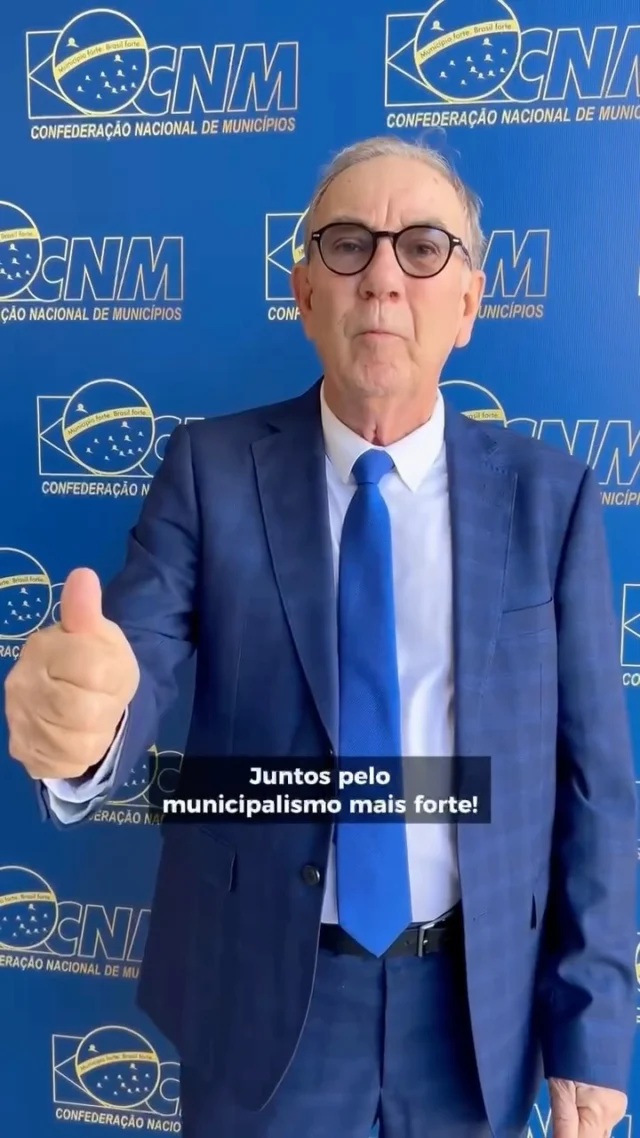 Em uma importante vitória para o movimento municipalista, a Câmara dos Deputados aprovou, na noite desta terça-feira (15), em dois turnos, a Proposta de Emenda à Constituição (PEC) 66/2023. O texto, que cria um novo regime para pagamento de precatórios e parcelamento de dívidas previdenciárias dos municípios, recebeu 367 votos favoráveis e 97 contrários. A votação foi acompanhada de perto por uma comitiva de prefeitos da Bahia, mobilizada pela União dos Municípios da Bahia (UPB).

Com uma grande participação de prefeitos baianos mobilizados em Brasília, o presidente da UPB Wilson Cardoso, foi fundamental para articular a aprovação da PEC66, uma vez que não havia acordo sobre a inclusão da emenda 5, retirada do texto pelo relator, deputado Baleia Rossi (MDB), por ser considerada inconstitucional. Wilson Cardoso então fez um chamado pelo bom senso e convocou os presidentes de Associações Municipalistas presentes no plenário da comissão para dialogar com o presidente da CNM, Paulo Ziulkoski, que abriu mão da inclusão da emenda ao texto. Somente assim o relatório pôde ser aprovado em acordo e ir ao plenário da Câmara no mesmo dia. A emenda 5, que tratava da extensão da reforma da previdência aos municípios no mesmo modelo feito pelo Governo Federal foi votada em separado no Plenário da Câmara, como destaque, e rejeitada pelos deputados.

“Foi uma grande vitória do municipalismo. Essa PEC liberta os municípios, faz justiça fiscal e representa um alívio ao orçamento dos prefeitos de todos os municípios do Brasil, que vão poder aplicar mais recursos na saúde, educação e infraestrutura, com o equilíbrio necessário para continuar prestando serviços de qualidade à população”, afirmou Wilson Cardoso, que acompanha a tramitação da proposta desde o início e ajudou a construir um acordo na Comissão Especial para que o relatório fosse aprovado e matéria fosse votada em Plenário.

#BahiaUnidaPelaPEC66
#UPB
#UniãoDeVerdade