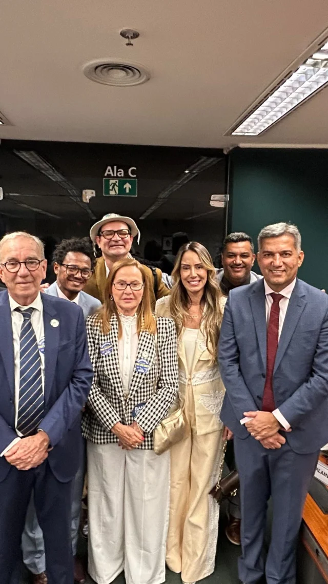 Mais um passo para uma grande conquista dos Municípios brasileiros. A Comissão Especial da Câmara dos Deputados aprovou, nesta terça-feira (15), o relatório da Proposta de Emenda à Constituição (PEC) 66/2023, que institui um limite para o pagamento de precatórios pelos municípios e reabre prazo para parcelamento especial de dívidas previdenciárias em 300 meses. A conquista foi resultado direto da articulação intensa do presidente da União dos Municípios da Bahia (UPB), Wilson Cardoso, que atuou junto com a Confederação Nacional de Municípios (CNM) desde o início da tramitação da proposta em defesa dos interesses municipalistas. A UPB levou a Brasília diversos prefeitos e prefeitas para reforçar a mobilização a favor da matéria.

Com a aprovação, o texto agora segue para análise do plenário da Câmara nesta terça-feira (15) e quarta-feira (16), onde o movimento municipalista espera consolidar mais uma vitória em defesa da sustentabilidade fiscal dos municípios brasileiros.

“Foi uma grande vitória do municipalismo! A aprovação na comissão foi fruto de muito diálogo e construção coletiva com os deputados, com a CNM, o presidente Paulo Ziulkoski, e com todos os que entendem a urgência dessa matéria. Vamos ao plenário com confiança e a mesma energia para consolidar essa conquista histórica”, comemorou o presidente Wilson Cardoso.

Uma das articulações decisivas da qual @wilsonpcardoso_ participou foi o entendimento para que a Emenda nº 5, ponto de maior divergência no texto, fosse destacada para votação em plenário. Com isso, foi possível aprovar o relatório principal ainda nesta terça-feira, viabilizando a tramitação célere da proposta.