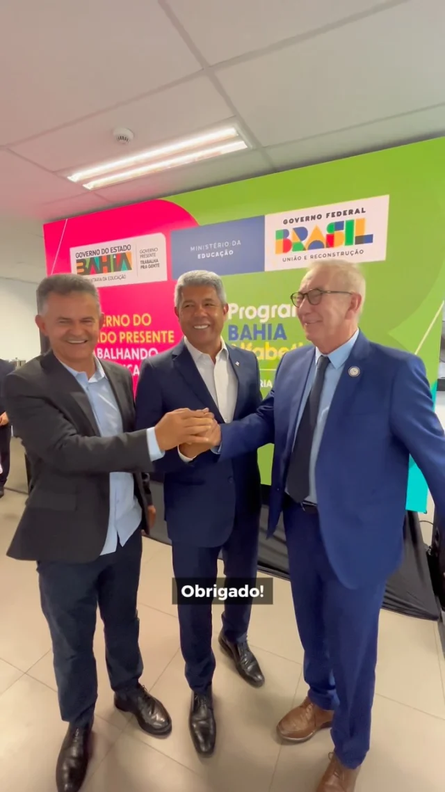 📚 Todos unidos pela melhoria dos índices de alfabetização das nossas crianças! Ao lado do Governador Jerônimo Rodrigues, da Diretoria da UPB e da FECBAHIA, o nosso Presidente Wilson Cardoso participou da cerimônia de sanção da Lei nº 25.668/2025, que institui o Programa Bahia Alfabetizada. A iniciativa do Governo do Estado pretende dar suporte aos municípios e incentivo aos educadores, com o objetivo de garantir alfabetização na idade certa de alunos do 2° ano do ensino fundamental na Bahia.

✍️ O ato de assinatura contou com a presença de prefeitos, deputados, entidades da área da Educação, órgãos de controle e representante do Ministério da Educação. O evento foi realizado no Centro Administrativo da Bahia, em Salvador.

🤝 Um importante compromisso assumido pela União, Estados e Municípios, que representa a oportunidade de melhorar a educação, levando mais desenvolvimento e cuidando do futuro dos nossos municípios!

#UPB #BahiaAlfabetizada #Educação #UniãoDeVerdade #MunicípiosBaianos #Alfabetização #JuntosPelaEducação