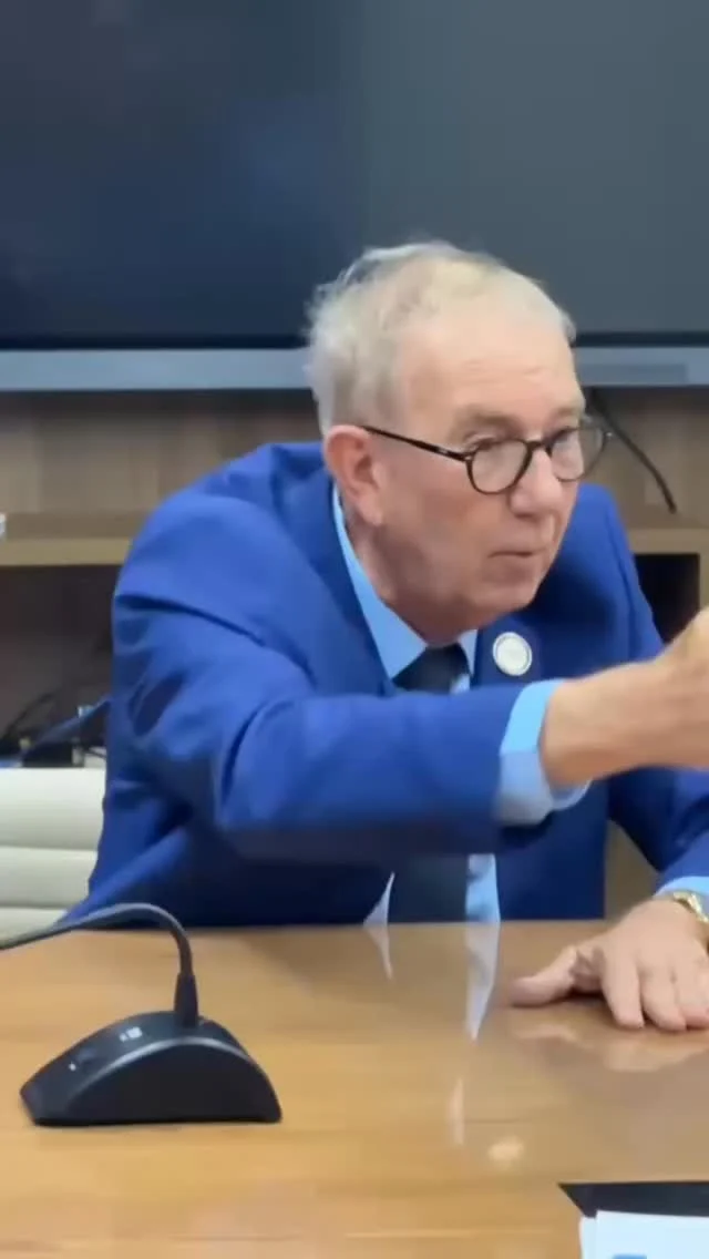 Durante conversa com o Prefeito de Aratuípe e Diretor de Cultura da UPB, @proftone nosso Presidente @wilsonpcardoso_  destacou a importância do Programa Bahia Alfabetizada como uma nova política do Governo do Estado que oferece suporte aos municípios e incentivos aos educadores para garantir a alfabetização na idade certa.

Wilson ressaltou que a responsabilidade é de todos, mas especialmente dos municípios, que estão na linha de frente da educação básica. Ele também destacou a sensibilidade do governo em apoiar, principalmente, os municípios com menor receita, permitindo que todos avancem juntos.

Com otimismo e espírito de cooperação, o presidente reforçou a meta de mais que dobrar o índice atual de alfabetização, de 36% para 70%. E afirmou: com a união e a força dos municípios, esse avanço será possível.