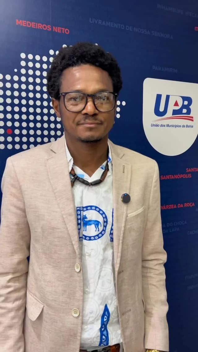 A UPB sediou a primeira reunião do Comitê Estadual do Programa Bahia Alfabetizada, com a participação de diversos segmentos da educação baiana para dialogar sobre as estratégias de melhoria dos índices de alfabetização no estado. O diretor de Educação da UPB e prefeito de Antonio Cardoso, Jocivaldo dos Anjos, recepcionou os representantes da Secretaria Estadual da Educação, universidades, APLB Sindicato, UNCME, UNDIME, IAT, Defensoria Pública e Assembleia Legislativa da Bahia, que participam da reunião para estabelecer metas e prazos para elevar os índices das crianças alfabetizadas até o 2° ano do ensino fundamental. 

Como deliberação foi anunciada a realização do Seminário Estadual Bahia Alfabetizada, no próximo dia 12 de agosto, no Instituto Anísio Teixeira. O evento contará com a participação de 58 municípios com dificuldades em melhorar os índice. Outros encontros serão realizados para o alinhamento institucional, a socialização das ações em curso e encaminhamentos para a implementação do programa, que prevê recursos, material didático, formação continuada e ações integradas para melhorar a aprendizagem nos primeiros anos do Ensino Fundamental, além de recompor conteúdos nas séries seguintes. Neste momento, a orientação e suporte aos municípios tem o objetivo de alfabetizar as crianças em 10 semanas e preparar a implementação do Programa Bahia Alfabetizada, lançado nesta quinta-feira (7/8) pelo governador Jerônimo Rodrigues.

A UPB está comprometida em mobilizar os municípios, incentivando prefeitos e prefeitas a fazerem a adesão ao programa para avançar os índices de Educação no Estado da Bahia! 📚