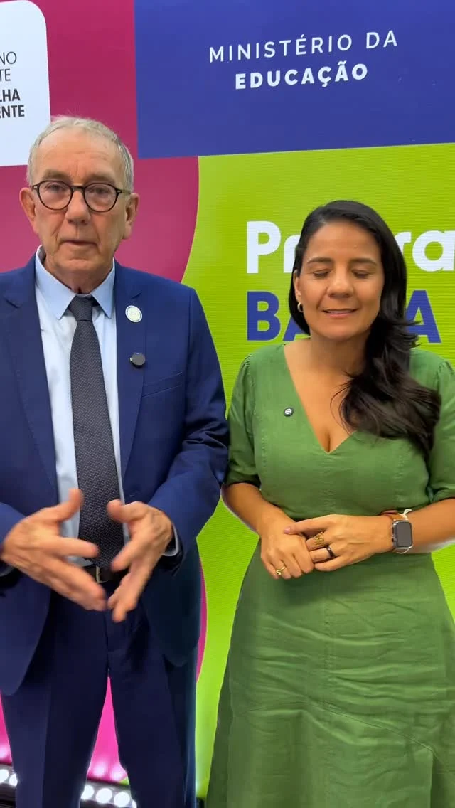 📚 Um dia histórico para a Bahia! Foi lançado o Programa Bahia Alfabetizada, com um grande pacto firmado entre o Governo do Estado, a União e os 417 municípios, através da UPB. A meta é garantir que todas as crianças estejam alfabetizadas até os 7 anos de idade, como explica a secretária estadual da Educação @rowennabrito ao lado do nosso presidente @wilsonpcardoso_ 

Com o apoio dos prefeitos, secretários municipais e profissionais de educação, famílias e sociedade, vamos juntos transformar a realidade da alfabetização na Bahia. Para isso, os municípios terão incentivo e suporte da Secretaria Estadual da Educação e do Ministério da Educação.

Um mutirão de esforços, união e compromisso com o futuro das nossas crianças. A alfabetização é um direito, e essa é uma missão que abraçamos com responsabilidade e esperança!