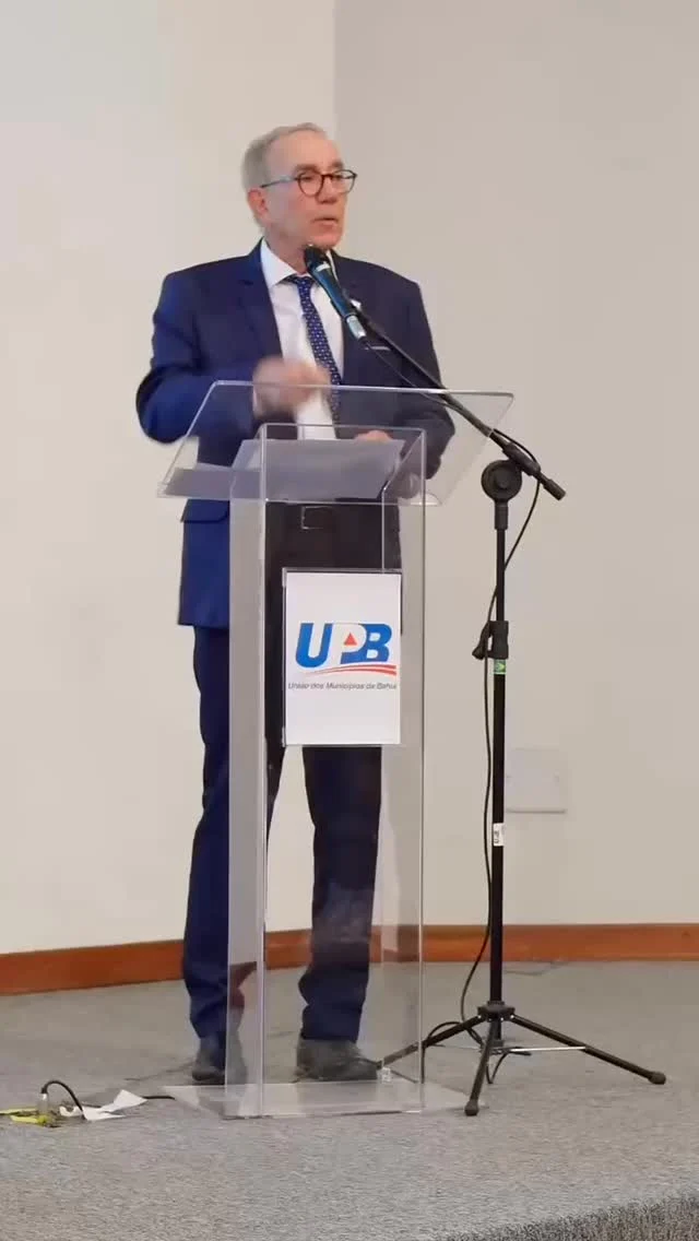 União de esforços para garantir a alfabetização na idade certa, foi assim que a UPB, em parceria com a Secretaria Estadual da Educação, reuniu prefeitos, secretários municipais, equipes pedagógicas e representantes de órgãos de controle no Seminário Estadual Bahia Alfabetizada, realizado nesta terça (26). O encontro teve como objetivo unir os 417 municípios para fortalecer a agenda da alfabetização e lançar um plano de ação com estratégias para operacionalizar o processo de reforço da aprendizagem dos alunos do 2° ano do ensino fundamental.

Um ato histórico que representa a união entre municípios, o Estado da Bahia, Ministério Público, TCE, TCM, FIEB e entidades do Sistema S de mãos dadas com a sociedade para avançar nos índices de alfabetização na Bahia ampliando a média atual de 36% de crianças alfabetizadas, até os 7 anos, em 25% até novembro!

Porque alfabetizar é abrir portas para a cidadania e transformar o futuro dos Municípios da nossa Bahia! 📚✏️ 👧🏽👦🏻

#BahiaAlfabetizada #EducaçãoTransforma #UPB #Alfabetização