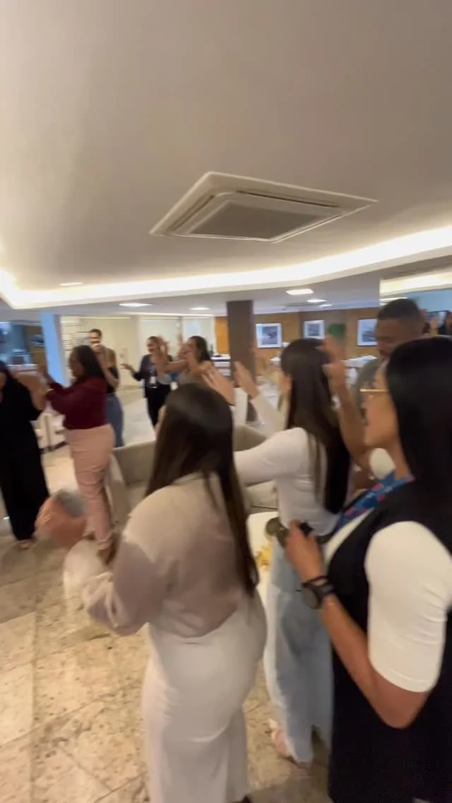 Uma sexta-feira na UPB para confraternizar e prestar homenagens, com a celebração do aniversário de colaboradores e um agradecimento especial à nossa Diretora de Direitos Humanos e Cidadania, a Prefeita de Cachoeira Eliana Gonzaga, que assumiu interinamente a presidência da UPB durante esta semana, colaborando de forma participativa com a representação e as tomadas de decisões da nossa entidade. A gestora recebeu o agradecimento da Equipe e do Presidente Wilson Cardoso, que anunciou que o revezamento na presidência da UPB continua! Na próxima semana teremos a liderança interina do Prefeito de Ipecaetá e Diretor de Municípios de Pequeno Porte, Júnior Piaggio.

União de Verdade! 
UPB fortalecida 🫱🏽‍🫲🏾