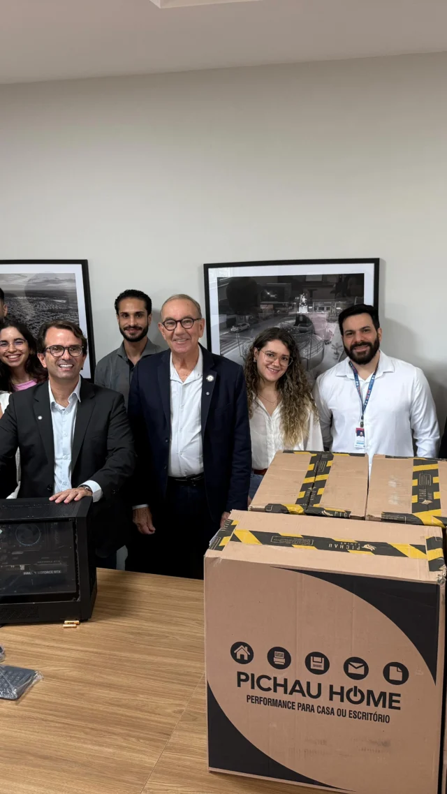 UPB reforça setor de projetos com novos equipamentos para acelerar entregas

A União dos Municípios da Bahia (UPB) deu mais um passo na modernização de sua estrutura ao entregar, nesta quarta-feira (1º), dez novos computadores de alto desempenho para a Coordenação de Engenharia e Arquitetura da entidade. A iniciativa faz parte do compromisso da atual gestão, liderada pelo presidente Wilson Cardoso, de fortalecer o setor e garantir mais eficiência na elaboração de projetos para os municípios.

Os novos computadores, equipados com maior capacidade de memória, processadores avançados e placas de vídeo de última geração, prometem reduzir o tempo de execução dos projetos. Tarefas que antes levavam até três horas para serem concluídas poderão ser finalizadas em apenas 20 a 30 minutos.

“Estamos turbinando o setor de projetos, cumprindo uma promessa feita ainda na campanha. Esse investimento vai dar muito mais celeridade e condições para que nossa equipe qualificada entregue resultados mais rápidos e consistentes para os municípios”, destacou o presidente Wilson Cardoso ao lado do diretor de Projetos da UPB e prefeito de Inhambupe, Hugo de Leônidas, que classificou a ação como “mais oportunidades de desenvolvimento para os 417 municípios da nossa Bahia”.

Com a modernização, a UPB busca ampliar sua capacidade de atendimento às prefeituras, permitindo que os municípios garantam recursos para obras importantes que melhoram a qualidade de vida do povo baiano.
