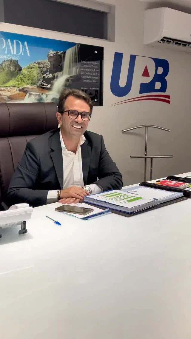 Nesta quarta-feira, a UPB passou a contar com a liderança interina do prefeito de Inhambupe, @hugodeleonidas11 que assume a presidência da Casa e dá continuidade ao processo de revezamento entre os diretores da instituição. 

Durante a gestão interina, instituída pelo presidente @wilsonpcardoso_ ,o gestor que é o atual diretor de projetos da entidade irá conduzir as agendas institucionais, mantendo o diálogo com prefeitos e órgãos estaduais. O objetivo é assegurar que as pautas prioritárias dos municípios sejam fortalecidas e que a UPB continue atuando como porta-voz das demandas municipais no fortalecimento do municipalismo baiano!