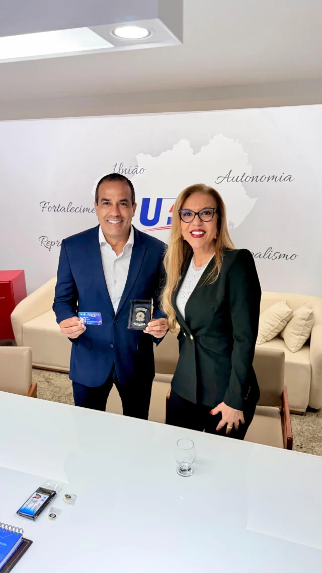 Um encontro marcado por diálogo, troca de experiências e aproximação institucional. Foi assim a visita do prefeito de Salvador @brunoreisba à sede da União dos Municípios da Bahia (UPB), nesta terça-feira (14). A convite da presidente interina da entidade @dra.monalisatavares prefeita de Ibicaraí e diretora de Mulheres Municipalistas da UPB, o gestor conheceu de perto o funcionamento da Casa Municipalista e os serviços que apoiam as prefeituras baianas.

“É uma grande honra estar aqui hoje representando a UPB e recebendo o prefeito com esse carinho de toda a nossa equipe. Bruno é um prefeito que nos orgulha. Salvador hoje é referência no Brasil graças ao trabalho que ele vem fazendo”, destacou Monalisa Tavares.

Durante a visita, Bruno Reis percorreu todas as coordenações da UPB, conhecendo as equipes e as áreas responsáveis por captação de recursos, capacitações, projetos de engenharia e arquitetura e informações municipais. Impressionado com a estrutura e o alcance das ações, o prefeito destacou a importância do trabalho desenvolvido pela entidade, sobretudo para os municípios de menor porte, que precisam de suporte técnico e estrutura administrativa.

“Fiquei impressionado com todos os setores e de ver o quanto a UPB realiza um trabalho importante para a Bahia. Parabéns a Wilson Cardoso e nós, prefeitos, nos sentimos representados pelo seu trabalho”, detalhou o prefeito Bruno Reis, que também destacou a importância da Diretoria das Mulheres Municipalistas. “Estimula cada vez mais a participação das mulheres na política. Fico feliz em saber que hoje na Bahia temos 61 prefeitas. Mulheres, como a prefeita Monalisa, ocupam este espaço de poder e fazem excelentes gestões”, conclui.

O gestor também colocou a Prefeitura de Salvador à disposição da UPB para compartilhar experiências tecnológicas e participar de capacitações, oferecendo intercâmbio de informações e boas práticas da administração da capital.