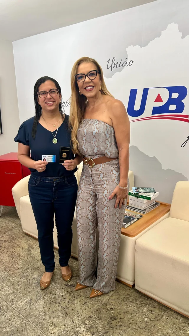 Mulheres que inspiram na política e na gestão pública!
Nossa presidente interina e diretora de Mulheres Municipalistas @dra.monalisatavares recebeu a vice-prefeita de Salvador @anapaulamatos.ba em um momento de troca de experiências, fortalecimento da parceria e reconhecimento da força feminina na política. Durante a visita, Ana Paula Matos recebeu das mãos de Monalisa a carteira de identificação de vice-prefeita e agradeceu pela acolhida.

Encerrando o encontro em clima de descontração, as duas líderes aproveitaram para convidar o público para a micareta de Ibicaraí, que acontecerá de 24 a 26 de outubro, reforçando o compromisso de celebrar a cultura, a alegria e a força das mulheres municipalistas da Bahia.

#MulheresMunicipalistas #UPB #GestãoComPropósito #ForçaFeminina #Bahia #AnaPaulaMatos #MonalisaTavares #Ibicaraí