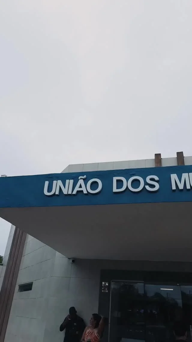Em um dia histórico para o municipalismo baiano, a UPB lançou o programa NOVA UPB – Governança de Verdade, marcando uma nova era de modernização e fortalecimento da gestão da entidade, que ganhará um novo auditório ampliado e novas dependências. A cessão do terreno de 6 mil m2 foi assinada pelo Governador Jerônimo Rodrigues, em cerimônia com a presença de senadores, deputados e mais de 200 prefeitos. O evento também celebrou R$ 310,5 milhões em investimentos do Novo PAC Saúde para os municípios da Bahia. Veja os melhores momentos nesse vídeo!

#NovaUPB #GovernançadeVerdade #UPB #Municipalismo #Bahia #NovoPAC