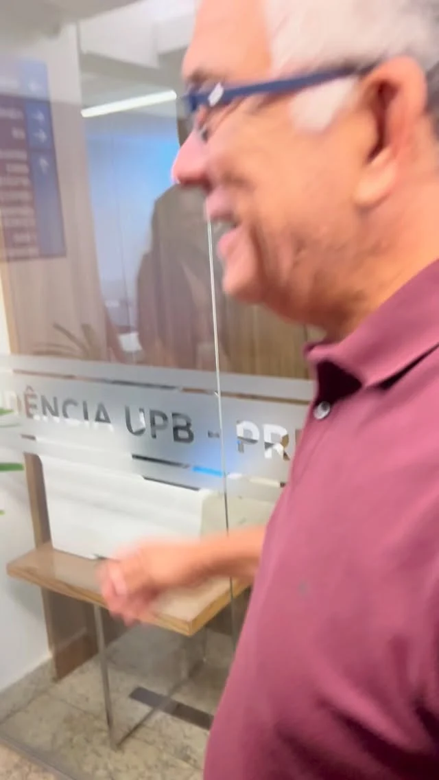 A semana foi marcada por aprendizado, sintonia e espírito de equipe na União dos Municípios da Bahia (UPB). O prefeito de Caém e diretor da instituição, Arnaldinho Oliveira, concluiu sua passagem pela presidência interina da entidade, reforçando a liderança compartilhada, baseada na confiança, na escuta ativa e na valorização do coletivo.

Nesta sexta-feira (31), a Equipe da UPB expressou seu agradecimento e reconhecimento pela condução colaborativa e parceria do gestor, que deixou sua marca de respeito, comprometimento e cuidado no período. A experiência reforça o acerto da proposta do presidente Wilson Cardoso de promover o rodízio entre os diretores, possibilitando que cada um vivencie de perto a rotina administrativa e contribua com sua visão e experiência para o avanço institucional da entidade. Nesse período, o gestor cumpriu agendas que reafirmaram o compromisso da entidade com o fortalecimento do municipalismo e a busca de soluções conjuntas para os desafios locais. Para encerrar esse ciclo foi celebrado os Aniversariantes do Mês junto com os funcionários da Casa.

#Gratidão #Parceria #UniãoDeVerdade