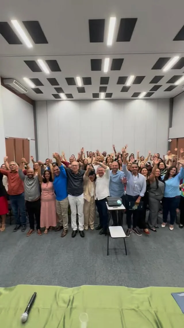Feira de Santana recebeu o 4° lançamento territorial da Rede do Futuro, iniciativa que une esforços do SESI e SENAI, através da FIEB, com o apoio da UPB para impulsionar a educação profissionalizante nos municípios e preparar jovens para as novas demandas do mercado de trabalho.

O evento, realizado nesta terça-feira (4), reuniu prefeitos, prefeitas e gestores da educação de 35 municípios, reafirmando o compromisso de criar soluções que aproximem a gestão municipal da inovação tecnológica e da qualificação profissional. Entre as ações apresentadas estão o EJA Profissionalizante (EJA PRÓ), a Trilha de Formação e a Educação Maker de robótica educacional, que propõem novas formas de ensinar e aprender, conectando jovens e adultos às transformações tecnológicas.

#EJAPRÓ #EducaçãoProfissionalizante #Empregabilidade