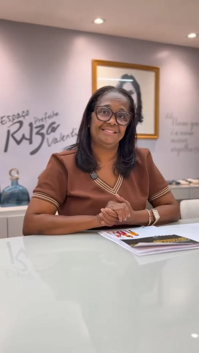 Em alusão ao Novembro Negro, mês dedicado à reflexão sobre as desigualdades raciais no Brasil, a União dos Municípios da Bahia (UPB), por meio da sua Diretoria de Direitos Humanos, Cidadania e Igualdade Racial, inicia uma mobilização para incentivar as prefeituras baianas a implantarem seus próprios Planos Municipais de Educação Antirracista. 

A ação, que terá como base o modelo pioneiro desenvolvido no município de Cachoeira, surge de uma iniciativa da diretora da pasta e prefeita do município, Eliana Gonzaga, e visa fortalecer políticas públicas locais que assegurem a promoção da igualdade racial no ambiente escolar. O plano está em conformidade com a obrigatoriedade do cumprimento da Lei nº 10.639/03, que impacta no IDEB (Índice de Desenvolvimento da Educação Básica), ao incluir no currículo escolar o ensino da história e cultura afro-brasileira e africana nas escolas.

De acordo com a prefeita Eliana Gonzaga, a proposta representa um passo importante para contribuir com a educação dos municípios e a elevação da autoestima dos alunos, sendo ferramenta de justiça e equidade social. “Precisamos garantir que cada criança e jovem negro tenha o direito de se reconhecer e se orgulhar da própria identidade”, afirmou.

Durante a mobilização, a UPB enviará aos municípios uma minuta do Plano de Educação Antirracista, construída a partir da experiência exitosa de Cachoeira, reconhecida por integrar toda a comunidade escolar na formulação de estratégias pedagógicas, de gestão e de formação docente voltadas ao combate ao racismo estrutural.

O documento orienta os gestores municipais sobre como adequar as metas e ações à realidade local, com foco na valorização da história e cultura afro-brasileira e africana, formação continuada de professores, revisão dos currículos escolares e fortalecimento das escolas quilombolas.

Com a iniciativa, a UPB reforça seu compromisso em promover uma educação antirracista, inclusiva e humanizadora, estimulando os municípios a adotarem práticas concretas de enfrentamento às desigualdades raciais e de valorização da diversidade que marca a história e a cultura da Bahia.