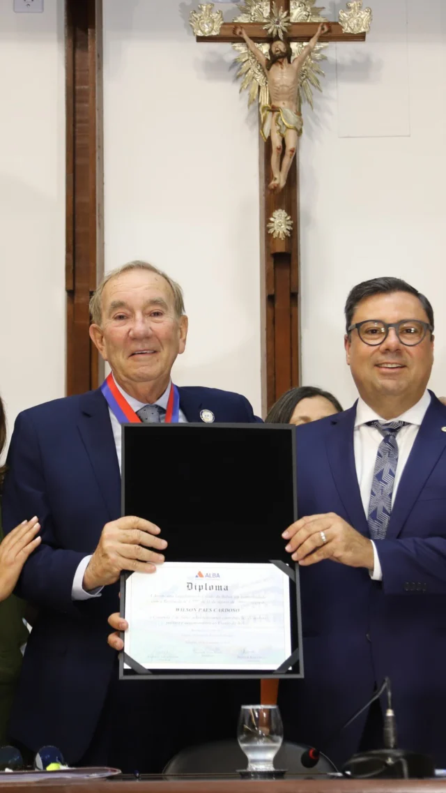 A Diretoria da UPB e inúmeros prefeitos estiveram presentes na sessão especial da ALBA que concedeu ao nosso presidente, Wilson Cardoso, a Comenda 2 de Julho, mais alta e significativa honraria do Parlamento baiano.
Foi um momento de grande emoção e reconhecimento a uma liderança que inspira pela simplicidade, pela firmeza e pela capacidade de unir os gestores baianos em torno de um propósito comum, o fortalecimento dos nossos municípios.
A presença da Diretoria, dos colegas prefeitos e prefeitas e de tantas autoridades que compareceram à homenagem, demonstram que Wilson é mais que um presidente: é um amigo, um parceiro leal e alguém que carrega profundo respeito pela missão da UPB. Sua trajetória mostra, todos os dias, que quando há compromisso verdadeiro com a Bahia, o trabalho ganha sentido e transforma realidades.
Seguimos juntos, fortalecidos por essa homenagem e ainda mais motivados a construir uma Bahia mais justa, unida e desenvolvida para todos os baianos!