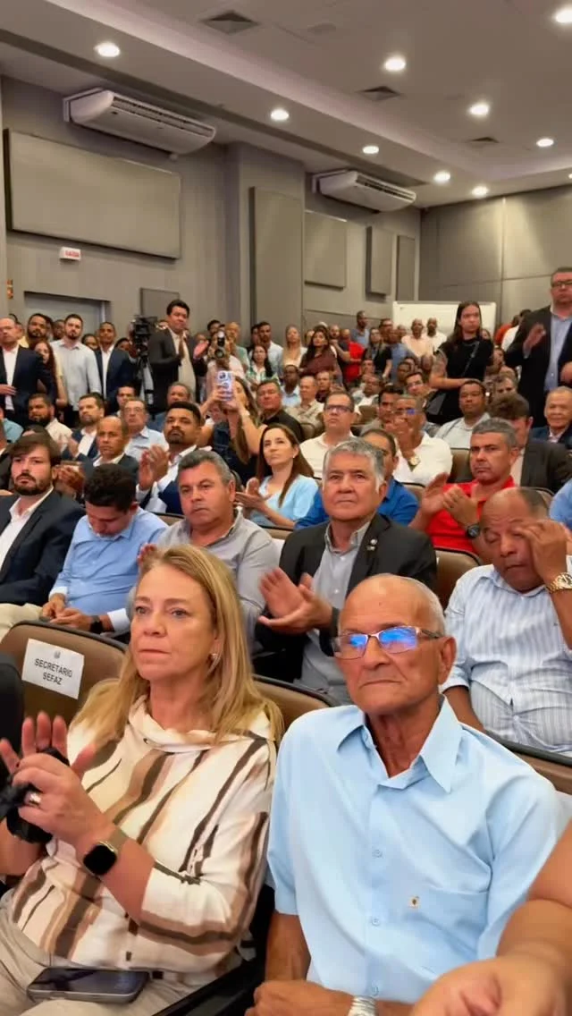 Pedido atendido! Governador autoriza antecipação do ICMS e Fundeb para municípios, após solicitação feita pelo presidente da UPB, e garante repasse nos dias 29 e 30 de dezembro para o equilíbrio contábil às prefeituras 💲📈

Em cerimônia de assinatura da autorização de obras nos municípios, que somam mais de R$1,3 bilhão, investidos nas áreas da saúde, educação e infraestrutura, realizada nesta quinta-feira (18), na Assembleia Legislativa da Bahia (ALBA), o presidente da União dos Municípios da Bahia (UPB) e prefeito de Andaraí, Wilson Cardoso, solicitou ao governador Jerônimo Rodrigues a antecipação das cotas do ICMS e do Fundeb para os 417 municípios baianos. O pedido, feito durante o evento, foi atendido de imediato pelo chefe do executivo estadual, assegurando que os repasses ocorram nos dias 29 e 30 de dezembro de 2025, antecipando recursos que seriam creditados apenas para janeiro.

Em seu discurso, Wilson Cardoso destacou a necessidade de garantir tranquilidade no encerramento do exercício financeiro. “Governador, nós precisamos encerrar o ano com dinheiro em caixa, para que não dê possibilidade de nenhum tipo de reprovação [de contas] no TCM [Tribunal de Contas dos Municípios] por algum detalhe. Então eu te peço para antecipar o ICMS e o Fundeb. Queremos que chegue entre o dia 29 e 30 para nós podermos fechar nossas contas com mais alegria”. O governador confirmou a autorização ainda durante a cerimônia. “Já autorizei e Manoel Vitorio [secretário da Fazenda do Estado] já foi embora para que possa pagar isso ainda esse ano”.

O pleito da UPB prevê que os valores apurados entre os dias 22 e 26 de dezembro sejam creditados no dia 29, e aqueles referentes aos dias 29 e 30 de dezembro sejam repassados no dia 30, permitindo que as receitas sejam contabilizadas dentro do exercício de 2025. A antecipação garante o encerramento adequado do exercício financeiro pelos municípios, sem prejuízos à regularidade contábil, fiscal e orçamentária.