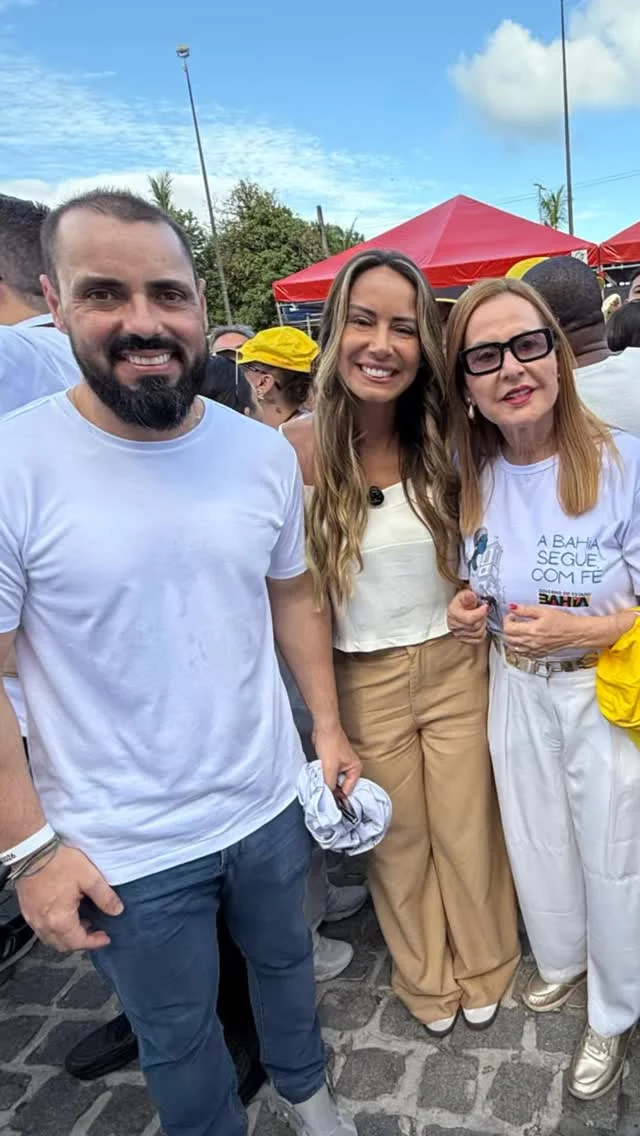 Cortejo UPB na Lavagem do Bonfim
Mais de 60 prefeitos estiveram presentes nesta quinta-feira (15), fortalecendo a união municipalista em um momento histórico. 🤝✨ A UPB marcou presença na Lavagem do Bonfim, a maior festa cultural e religiosa da Bahia, reafirmando a fé, valorizando a tradição e demonstrando o orgulho de ser baiano e de servir aos municípios. Os prefeitos e prefeitas vestiram branco e seguiram o cortejo rumo à Colina Sagrada, em um gesto de união, energia e esperança. 🤍