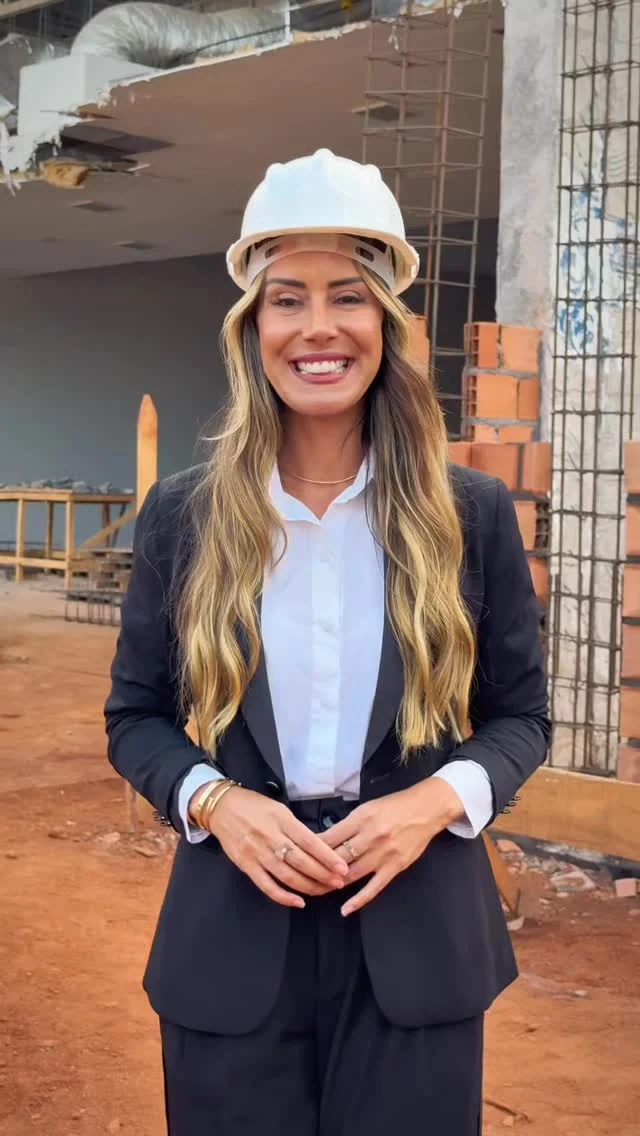 As obras do novo Auditório da UPB seguem a todo vapor! 🏗️

Nossa Presidente Representativa e Prefeita de Itatim, @daianesanjos , visitou o local para acompanhar de perto o avanço da construção.

O espaço está sendo preparado para se tornar uma grande referência, reunindo modernidade, conforto e estrutura para eventos, capacitações e encontros que fortalecem o municipalismo baiano.
#Municipalismo #UPB