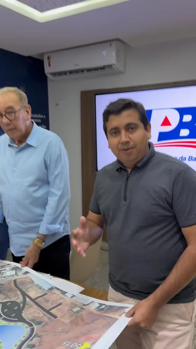 👷🏽‍♂️🚧 Mais Projetos e mais desenvolvimento para os nossos municípios! Os prefeitos de Urandi @warleiprefeito e de Marcionílio Souza @corromercez acabam de receber os projetos produzidos pela Coordenação de Engenharia e Arquitetura da UPB para construção de equipamentos de infraestrutura em seus municípios. Na entrega, o Presidente @wilsonpcardoso_ ao lado do nosso ex-presidente e Prefeito de Jequié @zecocaoficial destacou o compromisso da UPB em apoiar os municípios com o serviço de excelência para viabilizar o maior número possível de obras, dando qualidade de vida à população.

É a UPB de mãos dadas com os gestores da nossa Bahia 🤝