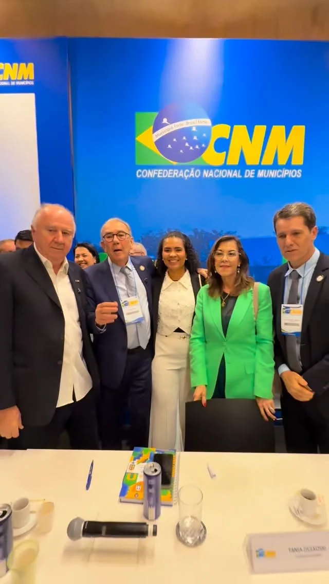 A Bahia garantiu três vagas no Conselho Superior do Comitê Gestor do IBS, o Imposto sobre Bens e Serviços que unifica o ISS e o ICMS, na Reforma Tributária. O Comitê Gestor será responsável por decisões fundamentais sobre a regulamentação, administração e distribuição das receitas do novo imposto, evitando perdas de arrecadação e garantindo equilíbrio fiscal, autonomia e segurança financeira aos municípios.
O Município de Jequié assume como membro titular, com a representação dos municípios de Barreiras e Ilhéus na segunda suplência. 
Os gestores baianos mobilizados pela UPB em Brasília celebraram a presença nesse importante espaço de decisão.

Na ocasião, o presidente da CNM, Paulo Ziulkoski, parabenizou a mobilização da Bahia, liderada pelo presidente da UPB, Wilson Cardoso, destacando a força da articulação municipalista no estado.

Municipalismo forte se constrói com união, diálogo e representação.

#upb #cnm #municipalismo