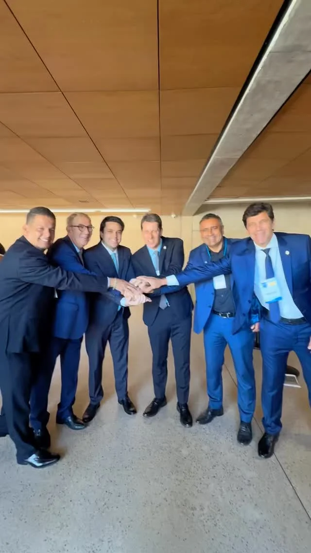 Presença forte em Brasília! ✅
O presidente da UPB, @wilsonpcardoso_ , ao lado do presidente da FEMURN, @babapereirarn , e do presidente da APPM, @pompilioevaristo.prefeito , acompanha a votação do Comitê Gestor do IBS.

Na pauta, também o diálogo sobre a alta dos preços de bandas para contratação dos festejos juninos, reforçando um compromisso comum: garantir que Prefeitos e Prefeitas possam oferecer o melhor à população, com responsabilidade, transparência e equilíbrio, assegurando a continuidade dos festejos juninos e a preservação de uma das tradições culturais mais importantes da Bahia e do Nordeste.

#municipalismo