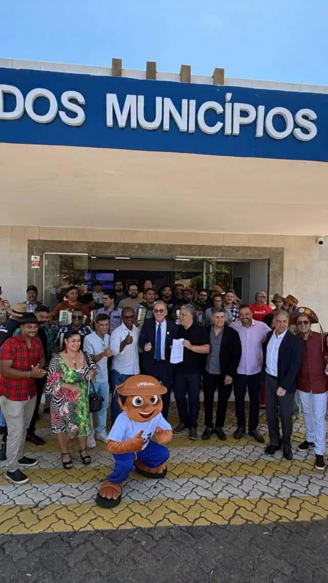 UPB recebe forrozeiros e debate valorização de artistas locais nas festas juninas, com desburocratização das contratações e percentual de 50% da grade de atrações da terra

A valorização da cultura nordestina e o fortalecimento do forró como identidade dos festejos juninos estiveram no centro do debate promovido pela União dos Municípios da Bahia (UPB), na manhã desta quinta-feira (5). A entidade recebeu representantes e coletivos do forró da Bahia para um diálogo institucional sobre os festejos juninos e a valorização da produção cultural local. Durante o encontro, os forrozeiros apresentaram oficialmente uma pauta com duas grandes prioridades: a desburocratização da contratação, especialmente dos artistas de pequeno porte, e a definição de um percentual mínimo de atrações locais nas grades juninas.

O presidente da UPB, Wilson Cardoso, destacou a importância do diálogo e do equilíbrio entre cultura e responsabilidade fiscal. “Quem ganha é o São João de boa qualidade e quem ganha são os munícipes. Eles vão brincar, vão dançar forró, e o município vai fazer a festa do tamanho que ele pode gastar. Viva o São João. Os festeiros unidos”, afirmou.

#saojoaosemmilhao #upb #municipalismo