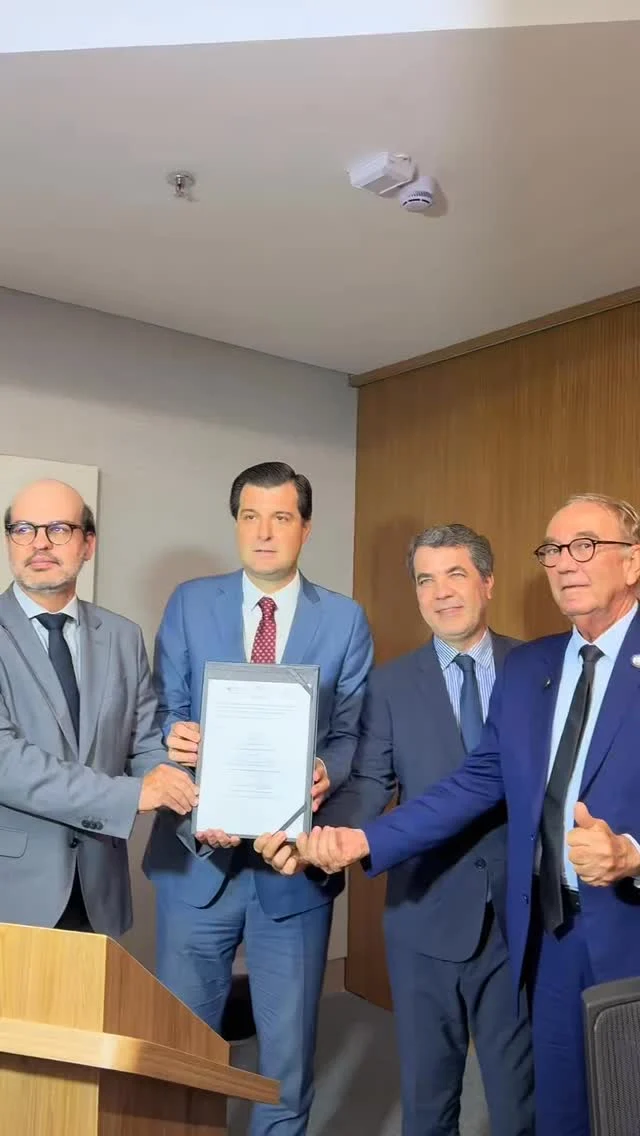 Ontem foi realizada a assinatura da Nota Técnica Conjunta pelo Ministério Público do Estado da Bahia, pelo Tribunal de Contas do Estado da Bahia e pelo Tribunal de Contas dos Municípios do Estado da Bahia.

A iniciativa é resultado da mobilização da UPB junto aos 417 prefeitos e prefeitas baianos, que reforçaram a união municipalista e o diálogo institucional em defesa dos municípios.

A Nota Técnica define critérios para a contratação de atrações dos festejos juninos de 2026, garantindo transparência, planejamento e responsabilidade fiscal.

Agradecemos ao Procurador-Geral de Justiça, Dr. Pedro Maia, aos presidentes Gildásio Penedo e Francisco Netto, e à equipe técnica, na pessoa da promotora Rita Torinho, pelo compromisso na construção desse importante instrumento.