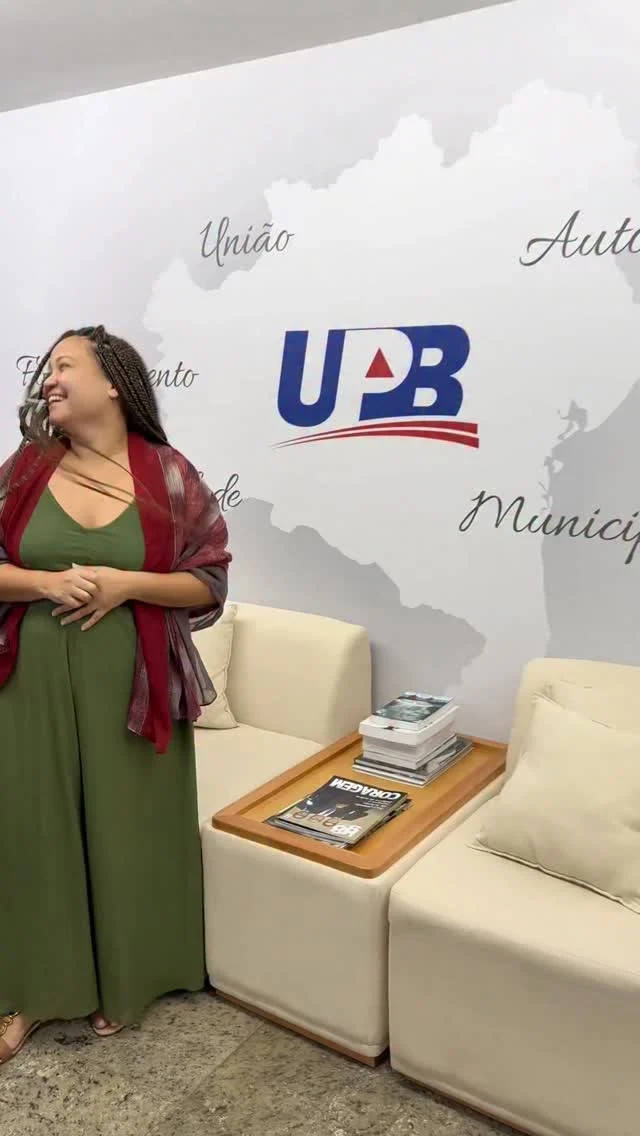 Mais cultura, identidade e respeito às tradições da Bahia!

O presidente da UPB, Wilson Cardoso, recebeu o secretário de Cultura da Bahia, Bruno Monteiro, e a diretora da Fundação Cultural do Estado, Sara Prado, para discutir ações de valorização do forró pé de serra nos festejos juninos. O encontro também abordou a implementação da Lei da Zabumba, que busca desburocratizar a contratação de artistas tradicionais. A iniciativa reforça a importância de fortalecer a cultura identitária do povo baiano e nordestino. Durante a reunião, o secretário ainda parabenizou o presidente Wilson e a UPB pelo esforço em construir um consenso que incentive os municípios a priorizarem o forró como marca principal das festas juninas.

#uniãodeverdade #SãoJoãoDaBahia  #CulturaBahia