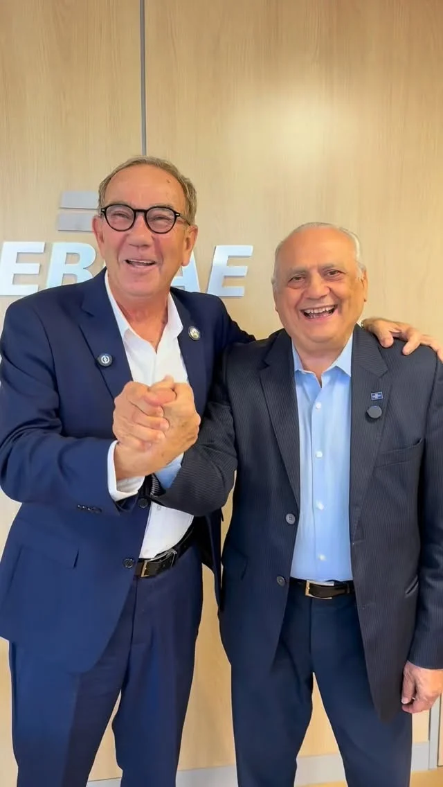 ✅ Um convite especial aos Prefeitos e Prefeitas!

O Presidente da Bahia – UPB, Wilson Cardoso, e o Diretor-Superintendente do SEBRAE Bahia, Jorge Khoury, convidam todos os gestores para participar do Salão Sebrae das Cidades Empreendedoras, que inclui em sua programação o Encontro Estadual de Prefeitos da Bahia, que ocorre nesta sexta-feira (27/03).

Na oportunidade, o Sebrae celebra os 20 anos da Lei Geral da Micro e Pequena Empresa (Lei Complementar 123/2006) e abre espaço para que a UPB alinhe com os Prefeitos e Prefeitas as pautas prioritárias do municipalismo baiano.

🗓️ Data: 25 a 28 de março de 2026
📍Local: Centro de Convenções Salvador

🔗 Inscrições: www.upb.org.br