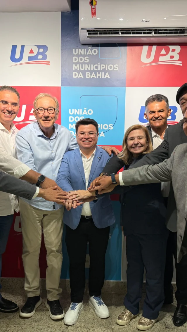 A União dos Municípios da Bahia (UPB) segue fortalecendo pontes e construindo soluções conjuntas 🤝

Recebemos, com grande satisfação, a comitiva de prefeitos cearenses liderada pelo presidente da Associação dos Municípios do Estado do Ceará (APRECE), Joacy Alves, em uma visita institucional marcada pela troca de experiências sobre políticas consorciadas e ações que otimizam a gestão pública.

O encontro reforça a importância da articulação entre as entidades municipalistas do Nordeste, unindo forças para defender pautas comuns e impulsionar o desenvolvimento dos nossos municípios.

Seguimos também mobilizando prefeitos e prefeitas para a Marcha a Brasília em Defesa dos Municípios, um momento decisivo para debater os rumos das cidades brasileiras e garantir avanços concretos para a população.

#UPB #Municipalismo #NordesteUnido #GestãoPública #MarchaABrasília