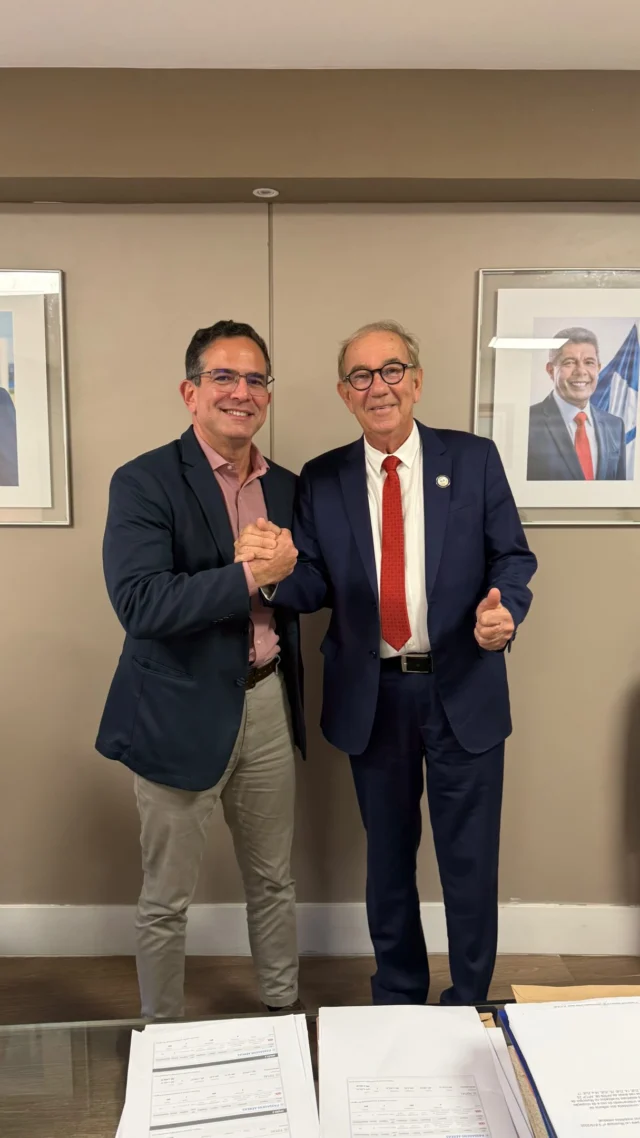 Parceria firme no apoio ao Municipalismo! 🤝

O presidente da UPB, Wilson Cardoso, foi recebido pelo secretário de Administração do Estado da Bahia, Rodrigo Pimentel, para alinhar o início das obras de ampliação do estacionamento da nova sede da entidade. O espaço contará com 30 vagas, atendendo aos padrões da moderna estrutura que será entregue em agosto.

O projeto conta com o apoio do Governo do Estado da Bahia e teve a cessão do terreno assinada pelo Governador Jerônimo Rodrigues. A obra inclui ainda a reforma completa do auditório e a construção de um prédio anexo, que abrigará novos gabinetes, sala de reuniões e um café gourmet. A iniciativa visa ampliar a capacidade de atendimento aos municípios, oferecendo mais conforto, funcionalidade e eficiência para prefeitos e prefeitas de toda a Bahia.