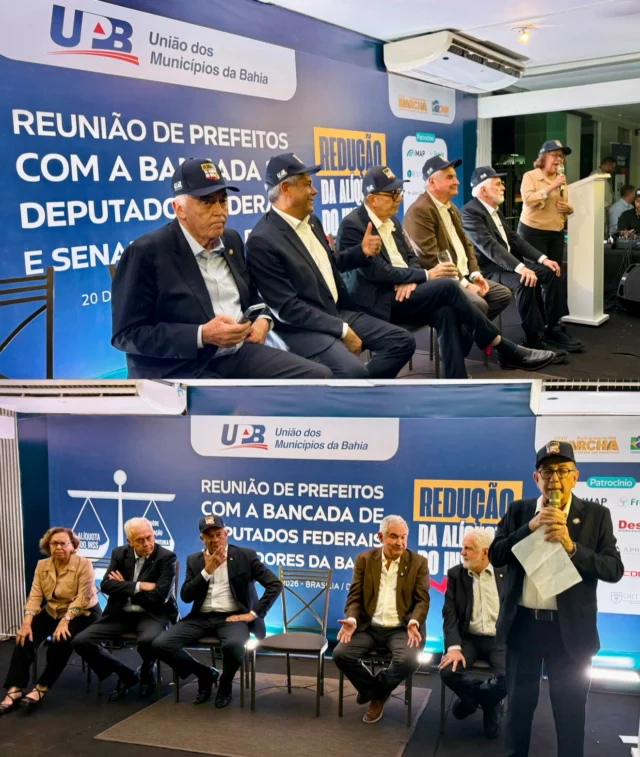 Registros do grande encontro entre a bancada federal baiana e prefeitos e prefeitas da Bahia, durante a Marcha dos Prefeitos, em Brasília. A reunião,  promovida pela União dos Municípios da Bahia (UPB), nesta quarta-feira (20), contou com a presença do governador Jerônimo Rodrigues, dos senadores Otto Alencar, Jaques Wagner e Ângelo Coronel, além da deputada federal Lídice da Mata, deputados federais, vereadores, secretários municipais e lideranças políticas de diversas regiões do estado.

O encontro reforçou a defesa do municipalismo e a necessidade de fortalecimento das gestores municipais por meio de mais recursos e apoio institucional aos municípios baianos. 

Aos parlamentares, os prefeitos alertaram para o crescimento acelerado das despesas municipais, enquanto a maior parte dos recursos permanece concentrada na União. Entre as principais preocupações apresentadas estão os impactos financeiros provocados pela aprovação de pisos salariais de categorias, a criação de programas federais sem a correspondente previsão de repasses financeiros e a tramitação de propostas no Congresso Nacional que podem ampliar ainda mais a crise fiscal dos municípios.

A principal bandeira da UPB apresentada aos deputados e senadores da bancada federal baiana foi a redução da alíquota do INSS das prefeituras, medida considerada fundamental para desafogar as despesas municipais com a folha de pessoal e ampliar a capacidade de investimento dos municípios em áreas essenciais como saúde, educação, infraestrutura e assistência social.

Durante o encontro, os parlamentares demonstraram apoio à pauta defendida pela entidade municipalista e assumiram o compromisso de atuar pela celeridade na tramitação da matéria no Congresso Nacional, reconhecendo a importância da medida para o equilíbrio financeiro das prefeituras baianas e de todo o país.

Compromisso assumido, união, pluralismo e a defesa dos municípios como a principal causa para melhorar a qualidade de vida do povo brasileiro! É assim que vamos seguir avançando.

Viva o Municipalismo da Bahia ❤️🤍💙 e do Brasil 🇧🇷